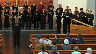 Das Abschlusskonzert des Chorprojekts „Cantare“ unter der Leitung von Elisabeth Tzschentke fesselt das Publikum in der Christuskirche.
