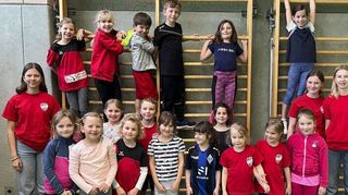 Die jüngsten Leichtathleten und ihre Trainerinnen der TSG freuen sich auf weitere Kinder im Alter ab fünf Jahren. Nach den Osterferien wird wieder auf dem Sportplatz trainiert.