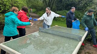 Vertreter der Eppelheimer Jugendgruppe und der SPD Eppelheim räumen gemeinsamen an der Monsterwiese auf.