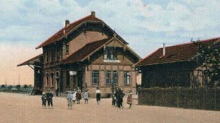 Der Bahnhof in Brühl im ersten Viertel des 20. Jahrhunderts war nicht nur ein Postkartenidyll, wie diese liebevoll nachkolorierte Schwarzweiß-Aufnahme belegt, sondern damals offensichtlich auch der Treffpunkt der Jugend. Oder war es nur der Fotograf, der die Jungen und Mädchen anlockte?