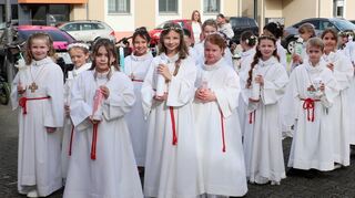 21 Kinder aus Brühl feiern in der Schutzengelkirche zum ersten Mal ihre Kommunion und sind ab sofort Teil der katholischen Kirchengemeinde.
