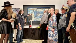 Beschreibt seine Werke ohne Titel: Künstler Gustav Armbrust (4. v. l.) erläutert bei der Eröffnung des Pop-up-Stores Gästen einige seiner Werke. Zur Vernissage sind neben OB Marcus Zeitler Vertreter der Gemeinderatsfraktionen gekommen.