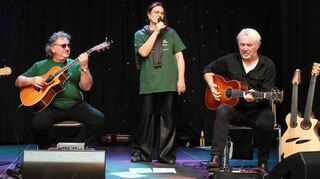 Von Schottland bis Italien reicht der Herkunftshorizont der Künstler bei der Internationalen Gitarrennacht im Pumpwerk: Ian Melrose (v.l.), Franco Morone, Raffaella Luna und Gastgeber Claus Boesser-Ferrari nehmen die Zuhörer mit auf eine stimmungsvolle Reise.