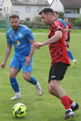 Der Ketscher Arben Azemin (l.) versucht Deniz Acikgüloglu beim 1:1 in Rohrhof den Ball abzujagen.