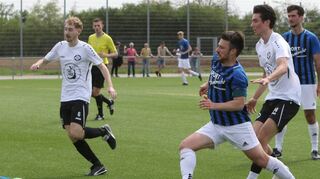 Oiver Eck (l.) und Selim Cinar (r.) bedrängen den Brühler Torschützen Roman Gabauer, dessen Mannschaft 2:5 verliert.
