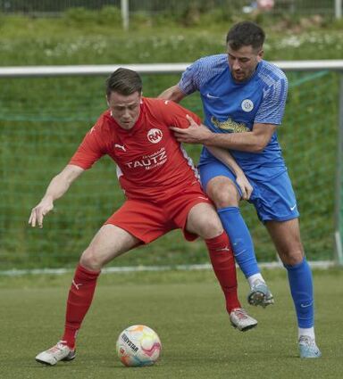 Rheinaus Mark Lenhard (l.) schirmt den Ball gegen Miljan Joksimovic ab.