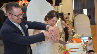 Thomas und Ann-Christin Greulich sind bereits verheiratet und freuen sich, die große Torte anschneiden zu dürfen.