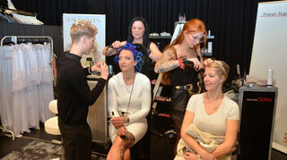 Beim Friseur-Team Suna sorgen Lisa Knittel und Susanne Ayaksiz bei Sandra Pfeffer für Frisur und Make-up, Sabrina Freiseis kreiert bei Svenja Moosbauer kleine Locken.
