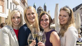 Die Messe „Wein am Dom“ lockt am Wochenende wieder in die Speyerer Innenstadt. Man muss nicht Weinprinzessin sein wie diese Damen, um hier seinen Spaß zu haben. Für sonntags gibt’s jetzt noch Tickets.