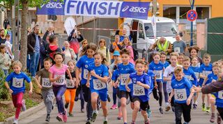 So soll es am 21. April wieder aussehen: Mit Spaß und Eifer sind die jüngsten Teilnehmer beim ersten Charity-HÖP-Lauf beim Frühlingsfest 2023 am Start.