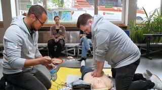 Auch das gehört dazu: Im Jugendzentrum findet eine Ersthelferschulung mit einem AED (automatisierter externer Defibrillator) für Mitarbeitende und interessierte Jugendliche statt. Die Schulung wird von den Maltesern abgehalten. Hier fungieren Jeremy Dietmann (v.l.) und Patrick Uhrig als Ersthelfer mit dem AED.