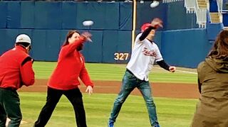 Schwetzingens Oberbürgermeister Dr. René Pöltl mit seiner Kollegin Kerry Devine aus Fredericksburg beim „First Pitch“ vor dem Baseballspiel in Fredericksburg. Wird es doch noch was mit einer Baseballkarriere in den USA für Schwetzingens Stadtchef?