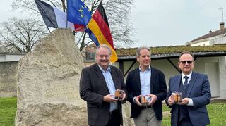 Am neuen Mittelpunkt des „Parc Hockenheim“, der dem Gedenken und der Besinnung dienen soll: Freundeskreis-Präsident Mat-thias Stier (v. l.), Commercys Bürgermeister Jêrome Lefèvre und sein Hockenheimer Kollege Thomas Jakob-Lichtenberg.