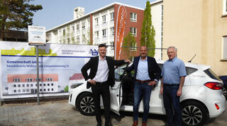 Im Bild sind (v.l.) die beiden Vorstände der Baugenossenschaft Oliver Pastor und Bernd Reif mit Stadtmobil-Mitarbeiter Dieter Netter zu sehen – vor dem neuen Ford Fiesta an der Station Conrad-Hist-Straße 3 in Speyer.