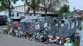 Dienstagmorgen auf den Neuen Messplatz: Flaschen stehen um die überfüllten Altglascontainer.