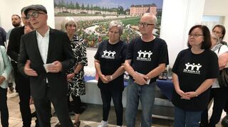 Da waren alle voller Zuversicht: Oberbürgermeister René Pöltl freut sich gemeinsam mit Vereinsmitgliedern über die Einweihung der neuen Räumlichkeiten.