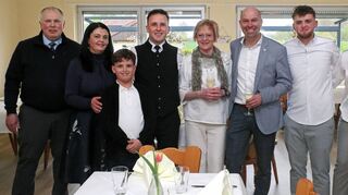 Vorgänger und Nachfolger vereint: Thomas Zapfl (v.l.), Hateme, Gjon und Ilir Muzaqi, Maria Piechotta, Bürgermeister Timo Wangler, Florian Muzaqi und Amy Bode bei der Neueröffnung des Bootshauses.