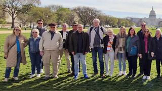 Die Schwetzinger Reisegruppe und ihre amerikanischen Freunde auf der National Mall in Washington D.C., im Hintergrund ist das United States Capitol zu sehen, der Sitz des Kongresses.