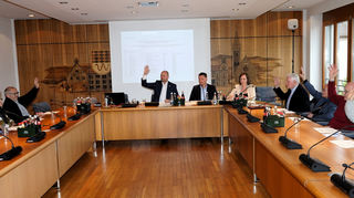 Der Gemeindewahlausschuss war in seiner ersten Sitzung am Dienstagabend beschlussfähig. Konstantinos Dalkidis (v. l.), Gertrud Maier, Herbert Gieser, Bürgermeister Pascal Seidel, Hauptamtsleiter Jens Volpp, Schriftführerin Veronica Lefrank, Dietmar Kokott, Dr. Dieter Wendtland, Rainer Ruhland und Silvia Höfs prüfen die eingegangenen Wahlvorschläge.