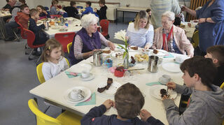 Kuchen und eine Runde Bingo – das macht allen Generationen beim Treffen zwischen Jung und Alt Spaß.