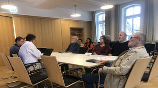 Florian Weppelmann (v.l.) und Bürgermeister Nils Drescher erklären den Mitgliedern des Wahlausschusses, Jürgen Kegler, Heidemarie Doll, Hans-Peter Helmling und Ulrich Kobelke die Eckdaten.