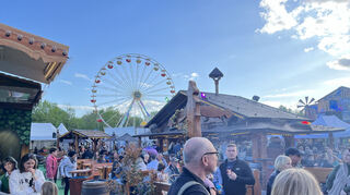 Viel los unterm Riesenrad auf dem Festplatz: Der Familientag bei der Speyerer Frühjahrsmesse hat am Mittwoch bei freundlichem Wetter zahlreiche Besucher zu Ständen und Fahrgeschäften gezogen. Dafür war es die Tage davor ruhiger gewesen.