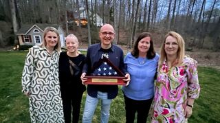 Oberbürgermeister Dr. René Pöltl erhält zum Abschied eine „Capitol Flag“ von den Freunden in Fredericksburg. Er ist sichtlich erfreut und gerührt – hier mit Sabrina Cass (v. l.), Cindie Kelley, Brenda Martin und seiner Frau Stefanie.
