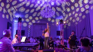 Im „Theodors“ sorgen Ralph Gödecke (v. l.), Daniel Groe, Marcel Millot, Kolinda, Sascha Neuhardt, Frank Schulz-Brüggemann und Angela Frontera nicht nur musikalisch, sondern auch optisch für eine besondere Stimmung.