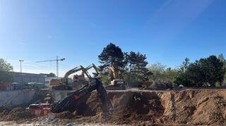 Am Donnerstagmorgen hebt ein Bagger die Baugrube aus. Hier hat vormals das Fundament der Rhein-Neckar-Halle gestanden.
