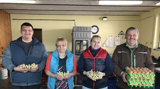 Bieten in ihrem Hofladen in Oftersheim frischen Spargel und noch mehr an: Martin Koppert (v. l.), Gabi Koppert, Camelia Pitu und Gerd Koppert.