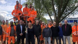 Neben den Bauhofmitarbeitern sind unter anderem Paul Stumpf (l.), Bürgermeister Marcus Zeitler und Schulleiterin Anja Kaiser (Mitte), Architektin Monika Drum und der Elternvertreter Marc Koschel (rechts) zur Einweihung der Spielgeräte gekommen.
