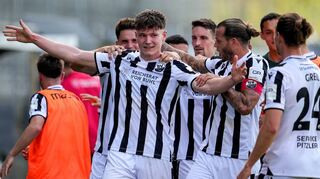 Torschütze Richard Meier (v. l) wird von Sebastian Stolze, Dennis Diekmeier (SVS, 18), Patrick Greil und Co. für das 3:2 gegen Borussia Dortmund II gefeiert. Für die Partie gegen Saarbrücken ist der 19-Jährige eine Option.