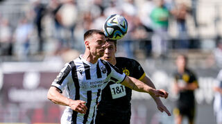 Jonas Weik (l.) beim Spiel gegen Borussia Dortmund II im Kopfballduell gegen Julian Hettwer.