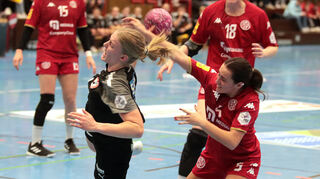 Allrounderin Ina Scheffler (l.) will mit den Ketscher Bären am Sonntag auswärts beim ESV Regensburg bestehen – eine schwere Aufgabe.