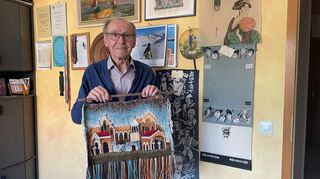 Rudi Lerche aus Plankstadt zeigt stolz einen Wandteppich aus Georgien, den er bei einer Reise im Zuge der Bürgerbüros von einem dortigen Verwaltungsvertreter als Andenken geschenkt bekommen hat.