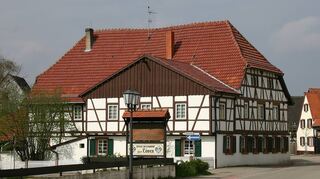 Das Dorfgemeinschaftshaus, in dem sich das Heimatmuseum und die Gaststätte zum Löwen finden, ist ein Schmuckstück, wie das Bild aus dem Jahr 2011 zeigt. Mittlerweile nagt der Zahn der Zeit immer mehr an dem Gebäude, es ist dringend sanierungsbedürftig. Die Kosten für die erforderlichen Maßnahmen zum Erhalt des Gebäudes werden auf rund drei Millionen Euro geschätzt.