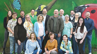 Jana Breiter (knieend, v. l.), Ilona Hoffmann, Angela Kief, Felix Porath (mittlere Reihe, v. l.), Jasmin Müller, Sandra Fluhrer, Claudia Kohpeiß, Axel Müller, Simone Friebel, Claudia Müller-Beblavy, Alexandra Michalakidis, Lisa Pieck (hintere Reihe, v. l.), Lukas Nusser, Jasmin Funke, Dr. Holger O. Porath, Norbert Korn, Michael Rauchholz und Patrick Weiss treten für die Grünen an.
