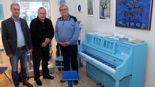 Stellen das neue Exponat vor: Organist Walter Muth (v.l .), Museumsgründer und -leiter Dr. Dietmar Schuth und Rezitator Jürgen Rave.
