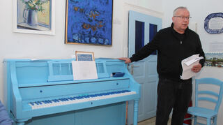 Dr. Dietmar Schuth stellt das neue Exponat des Museum Blaus vor.