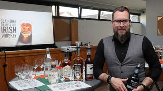 Alexander Thürer führt im Anschluss an die musikalische Darbietung durch das exklusive Whiskey-Tasting.