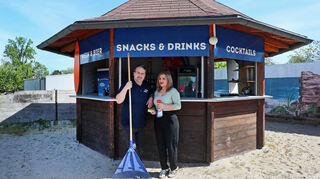 Ein Hauch von Dolce Vita in Hockenheim: Sandro und Sara Camilleri bereiten die Strandbar für die Saisoneröffnung vor.