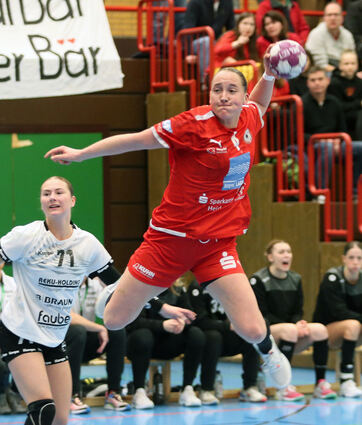 Svenja Mann – hier im Spiel gegen Kirchhof – trifft wie am Fließband. Aber am Ende verlieren die Bären in Regensburg.