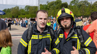 Respekt vor dieser Leistung: Kameraden der Freiwilligen Feuerwehr Schwetzingen rennen die fünf Kilometer in Ausrüstung – hier Sebastian Schwald und Fabian Hahl.