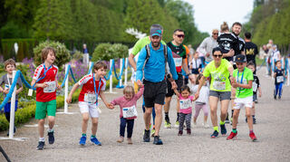 Die Kleinen helfen den Kleinsten und die wiederum den Größeren: eine schöne Impression vom Kinderlauf. Alles, was laufen kann, flitzt hier mit – großartig!