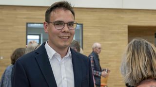 Kevin Weirether erhält bei der Bürgermeisterwahl die meisten Stimmen und kann sich jetzt auf die kommende Stichwahl vorbereiten.