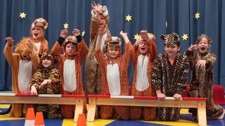 Grrr ... Die große Raubtiershow im Zirkus der Hirschacker-Grundschule. Der Dompteur hat die Raubtiere jedoch im Griff.