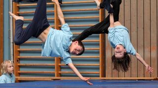 Waghalsige Akrobatiknummern zeigen die jungen Artisten an den Strickleitern. Da wird einem vom Zugucken fast schwindlig.