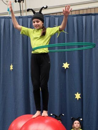 Galaktisch gut: Einen echten Balanceakt zeigt diese Artistin.