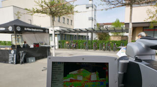 Blick durch die Thermografiekamera auf den Ketscher Wochenmarkt: Rote Stellen sind – in diesem Fall durch die Sonne – wärmer, grüne und blaue hingegen kühler.