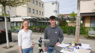 Ketschs Klimaschutzmanagerin Julia Berberig und Nico Reffert von der MVV Regioplan informieren auf dem Marktplatz über die Climap-Aktion für Bürger der Enderlegemeinde.
